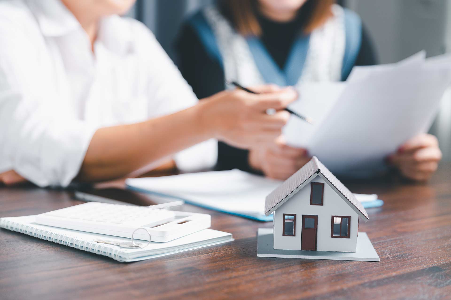 Les agents immobiliers proposent des contrats d'achat ou de location résidentiels.
